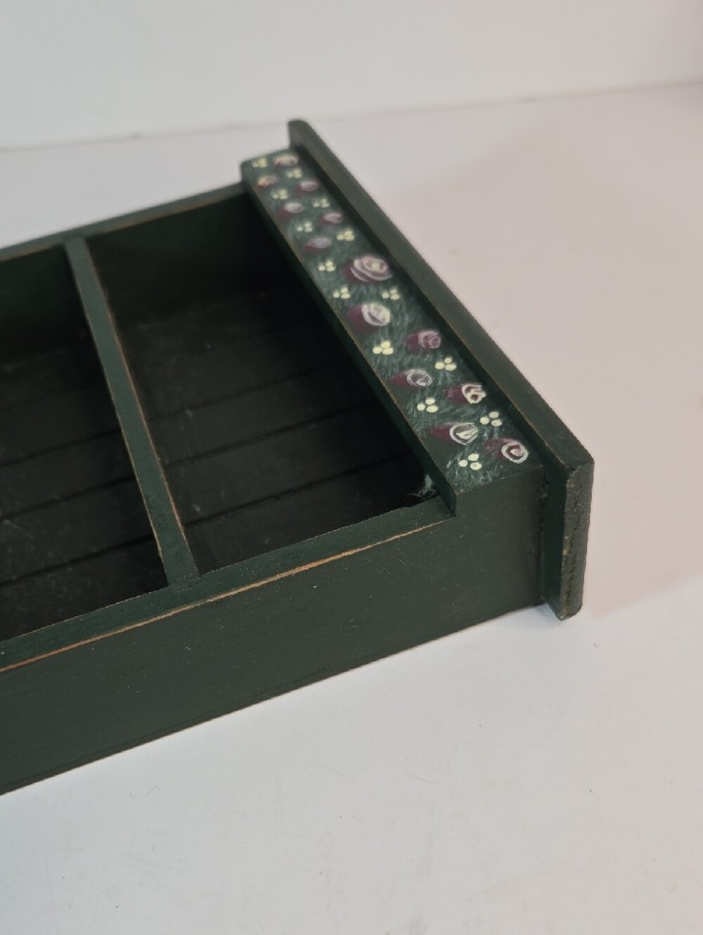 Vintage Small Hand-Painted Green Wall Shelf Floral Accent Miniatures Nick-Nacks - Picture 10 of 10